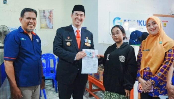 Kado Akhir Tahun Pemkab Pangkep, Myl Serahkan BLT Kesra Sebanyak 12.512 Penerima