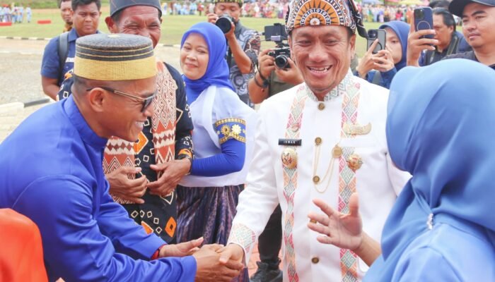 HGN di Luwu Timur, Bupati Beri Motor dan Bantuan Tunai untuk Guru Terpencil