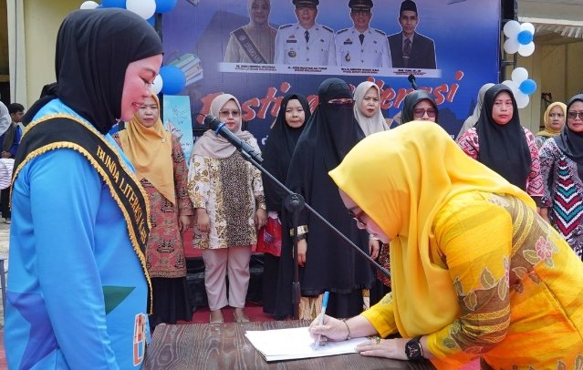 andi herfida muchtar dikukuhkan sebagai bunda literasi bulukumba