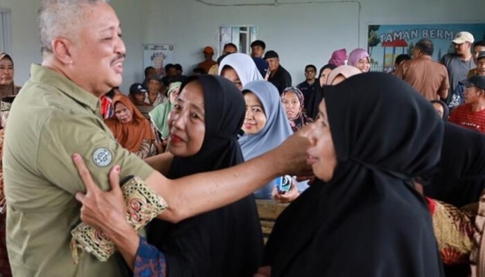 Pasca Bencana Pinrang, Bupati Irwan Hamid Turun Langsung Berikan Bantuan