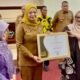 Kadis Kominfo Bulukumba Andi Uke Indah Permatasari menerima penghargaan Keterbukaan Informasi Publik 2025