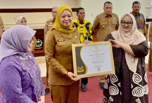 Kadis Kominfo Bulukumba Andi Uke Indah Permatasari menerima penghargaan Keterbukaan Informasi Publik 2025