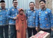 Sekda Amarun Agung Hamka Serahkan Bantuan Asupan Makanan kepada Lansia