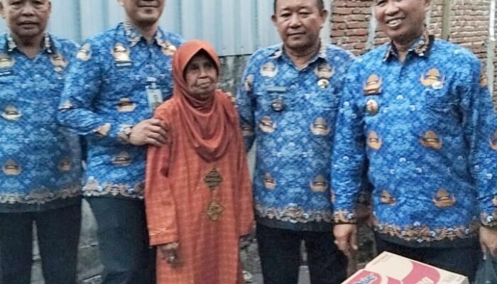 Sekda Amarun Agung Hamka Serahkan Bantuan Asupan Makanan kepada Lansia