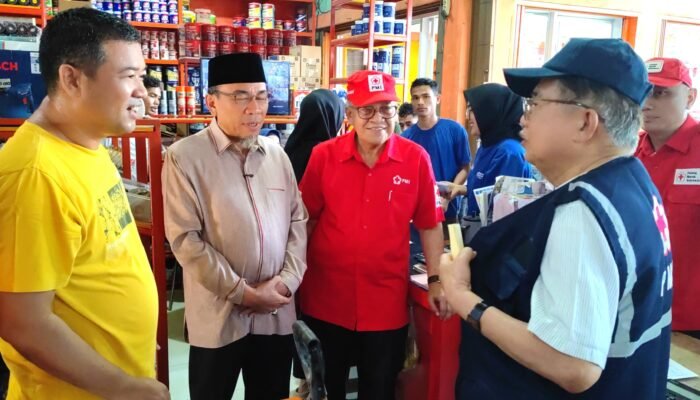 PMI dan Jusuf Kalla Percepat Pemulihan Pasca Banjir Padang dengan Borong Peralatan Kebersihan