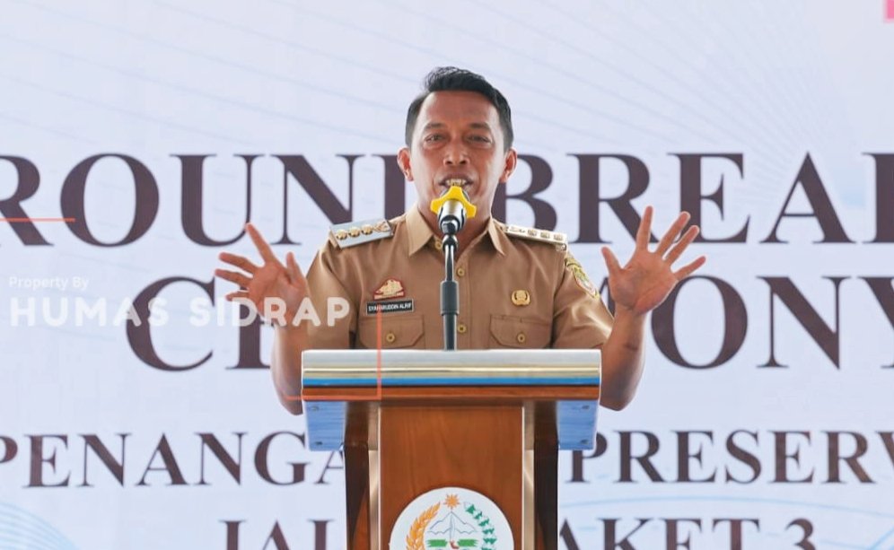Bupati Sidrap Syaharuddin Alrif memberikan sambutan saat groundbreaking preservasi jalan di Pasar Sentral Bilokka, Kabupaten Sidenreng Rappang, Sulawesi Selatan