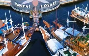 Ikon wisata Pantai Losari di Kota Makassar, kawasan pesisir ikonik Sulawesi Selatan.