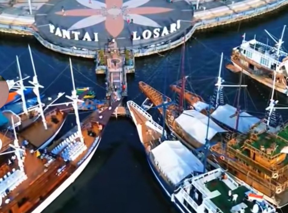 Ikon wisata Pantai Losari di Kota Makassar, kawasan pesisir ikonik Sulawesi Selatan.