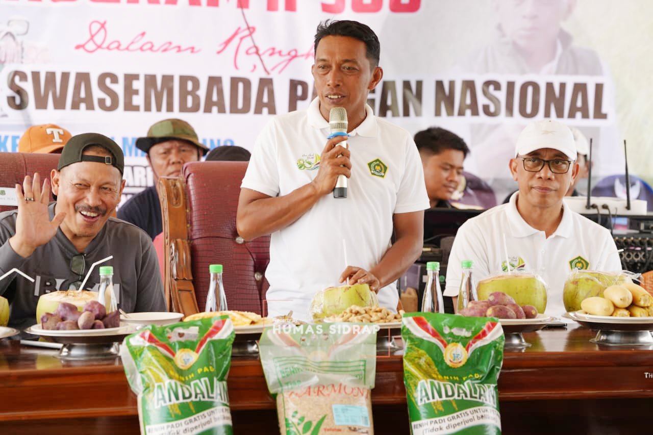 Bupati Sidrap Syaharuddin Alrif menyampaikan sambutan pada panen raya IP300 bersama petani di Kecamatan Maritengngae sebagai dukungan swasembada pangan nasional.