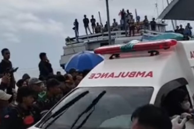 Evakuasi korban kecelakaan KM Fitri Jaya di Pangkep menggunakan ambulans setelah kapal terbalik di perairan Pulau Sarappo akibat cuaca ekstrem.