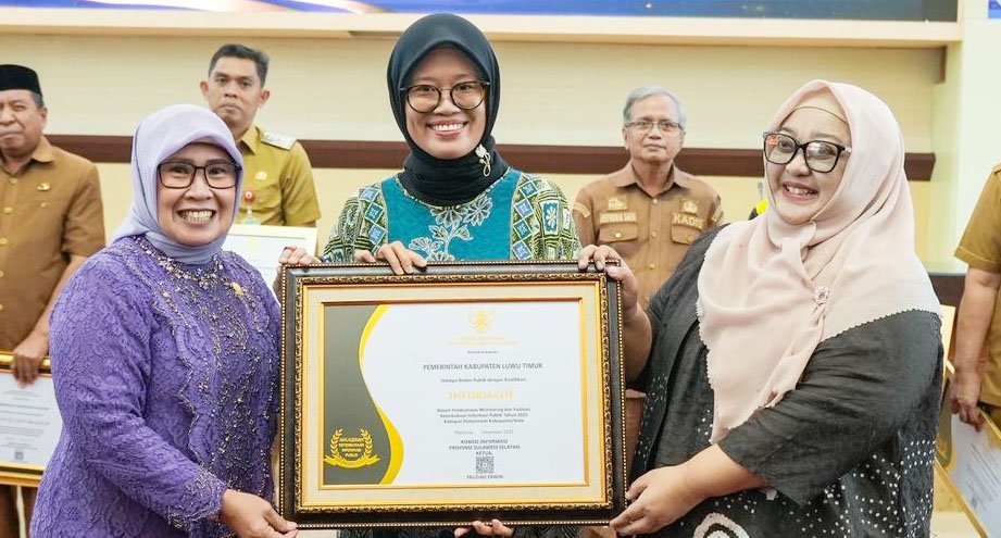 Pemkab Luwu Timur meraih Anugerah Keterbukaan Informasi Publik Sulawesi Selatan Tahun 2025