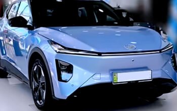 Mobil listrik Perodua QV-E berwarna biru muda yang diproduksi di Malaysia, menampilkan desain SUV crossover kompak dengan tampilan depan modern.