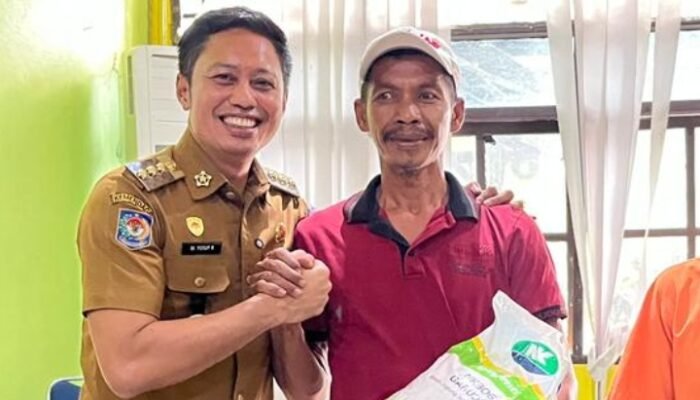 Politisi La Tinro La Tinrung Bantu Bibit Jagung Kelompok Tani Enrekang