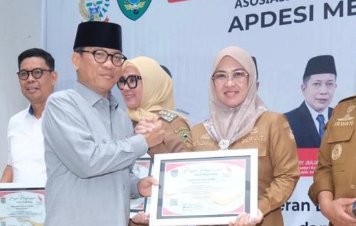 Peduli Pembangunan Desa, Bupati Gowa Diganjar Penghargaan dari APDESI Merah Putih