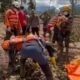 evakuasi korban banjir dan longsor di wilayah terdampak bencana di Sumatera, Desember
