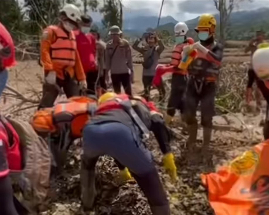 evakuasi korban banjir dan longsor di wilayah terdampak bencana di Sumatera, Desember