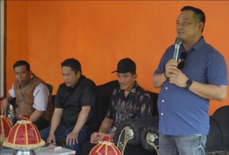 Bupati Luwu memberikan sambutan pada kegiatan penanaman perdana bibit kakao di Desa Tallang