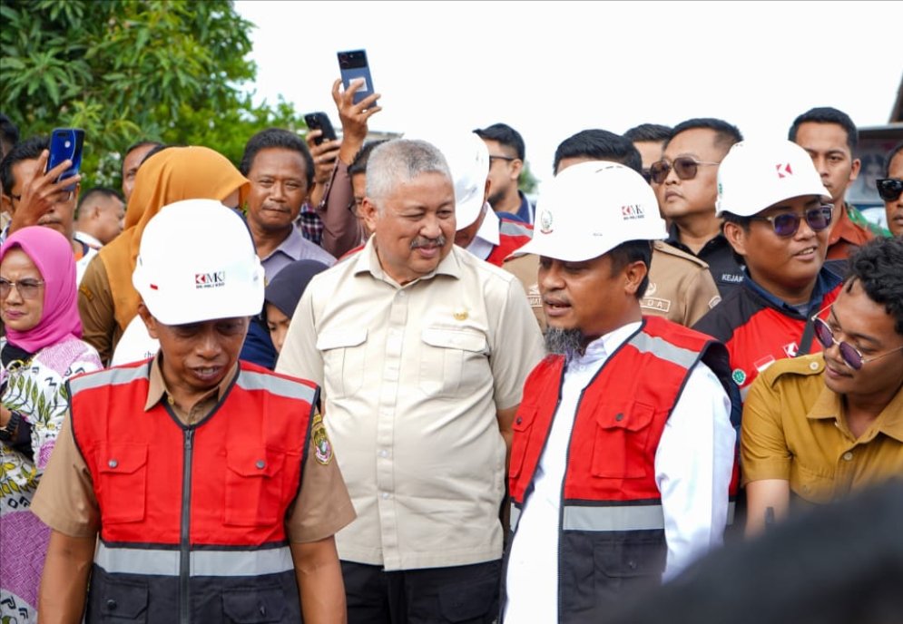 Bupati Pinrang Irwan Hamid bersama Gubernur Sulawesi Selatan Andi Sudirman Sulaiman meninjau lokasi Program Preservasi Jalan Sulsel