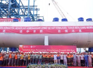 Autoclave Raksasa Tiba di Pomalaa, Produksi Nikel Siap Melonjak 120.000 Ton pekerja proyek hpal pomalaa berfoto di depan autoclave saat peresmian proyek nikel