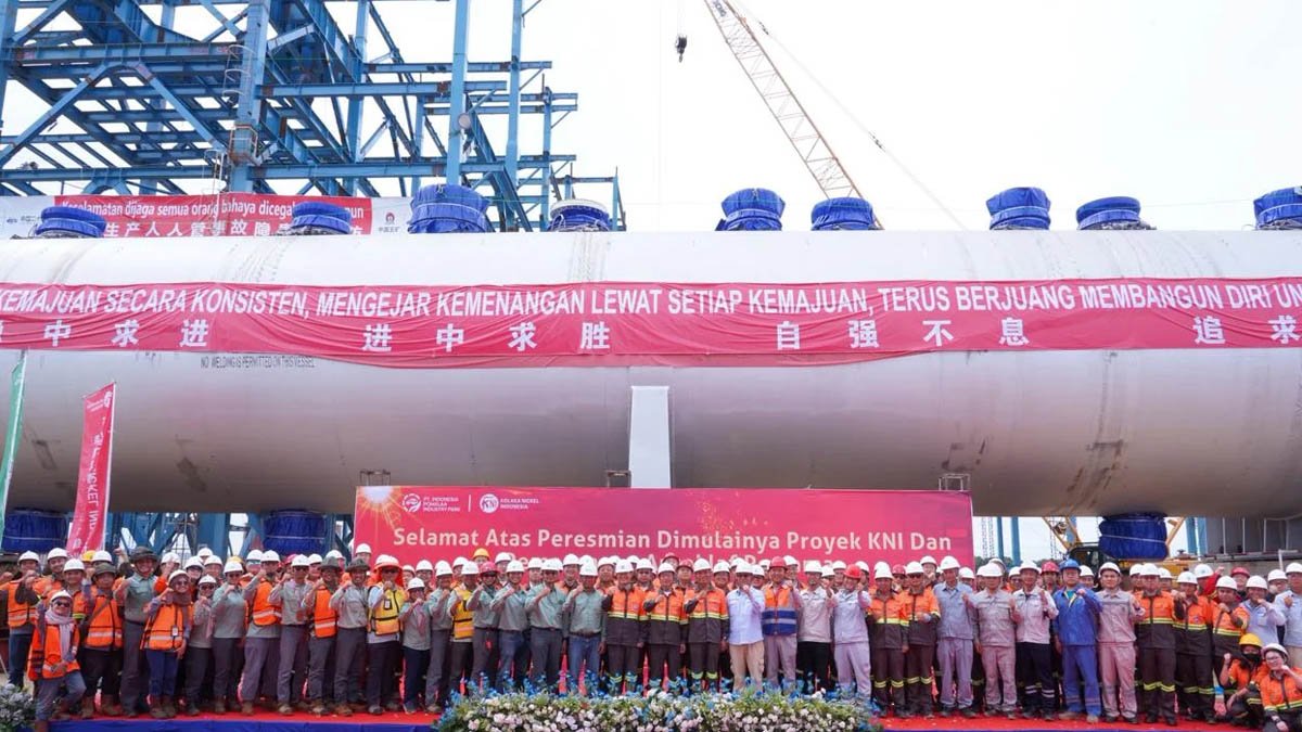 pekerja proyek hpal pomalaa berfoto di depan autoclave saat peresmian proyek nikel