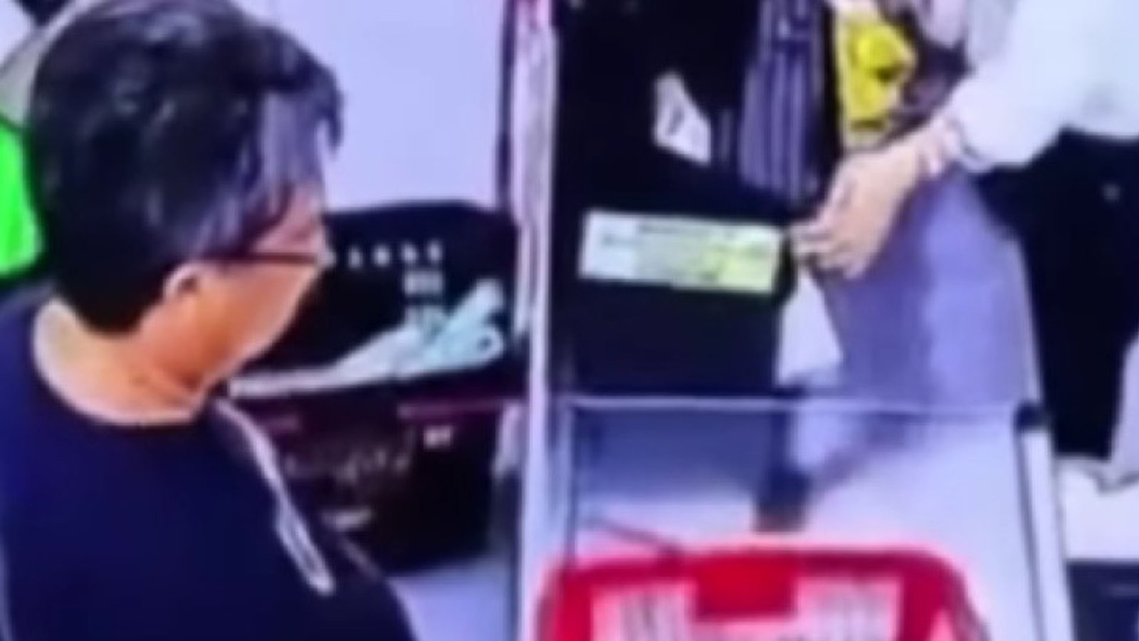 cctv swalayan di makassar merekam insiden dosen meludahi kasir