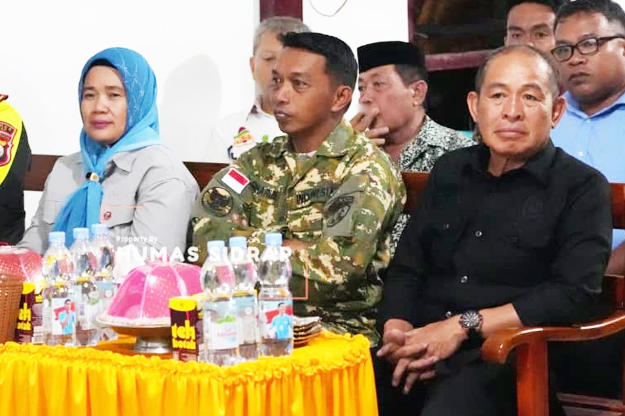 Bupati Sidrap Syaharuddin Alrif menyampaikan sambutan saat meninjau Gereja Bendoro di Desa Tallumae untuk memastikan ibadah Natal berjalan aman dan lancar.