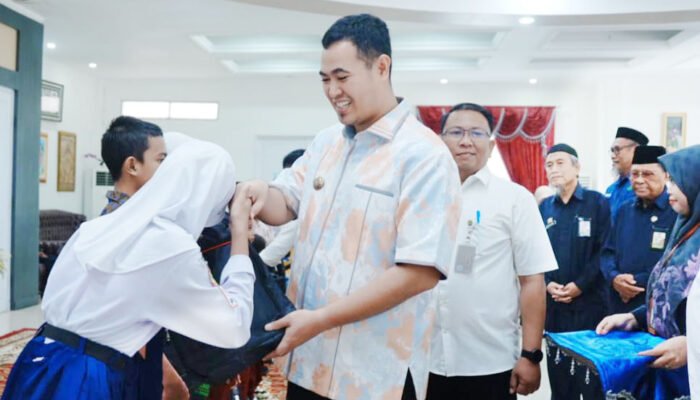 Bupati Yusran Lalogau Salurkan Bantuan Sekolah untuk 1.920 Siswa di Pangkep