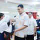 Bupati Pangkep Muhammad Yusran Lalogau menyerahkan bantuan perlengkapan sekolah kepada siswa di Pangkep.