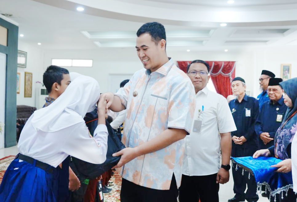 Bupati Pangkep Muhammad Yusran Lalogau menyerahkan bantuan perlengkapan sekolah kepada siswa di Pangkep.