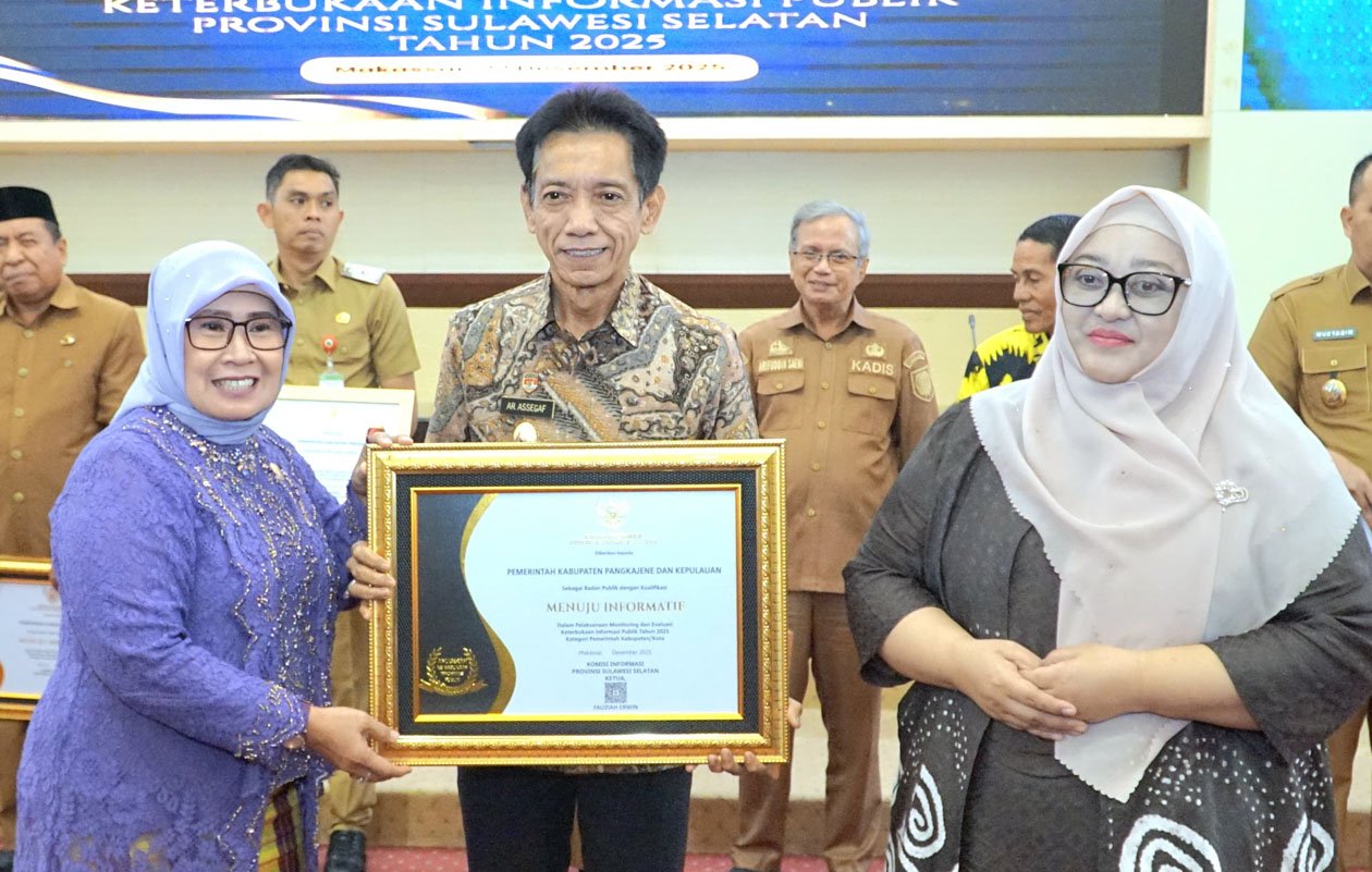 Penghargaan Menuju Informatif diserahkan kepada Pemkab Pangkep pada Anugerah Keterbukaan Informasi Publik Sulsel 2025.