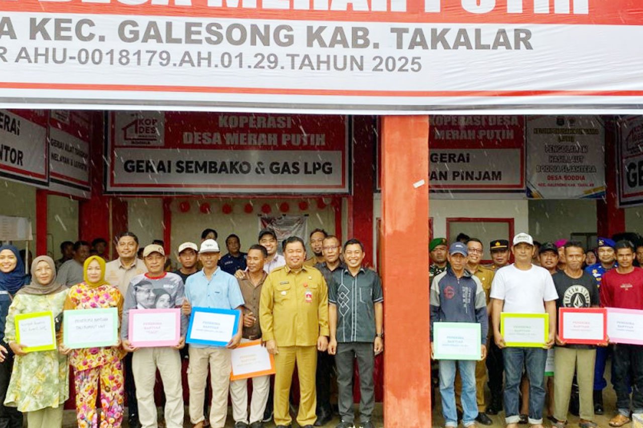Bupati Takalar Mohammad Firdaus Daeng Manye berfoto bersama pengurus dan warga saat peresmian Koperasi Desa Merah Putih di Desa Boddia, Kecamatan Galesong, Takalar.