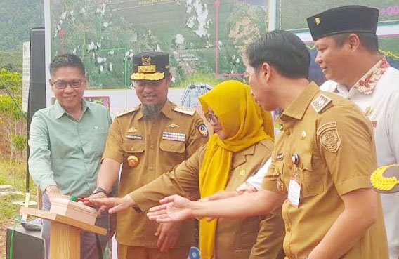 Pejabat Pemprov Sulawesi Selatan bersama PT Vale Indonesia melakukan peletakan batu pertama pembangunan Matano Belt Road di Ussu, Kabupaten Luwu Timur, Sulawesi Selatan