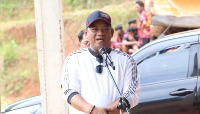 Bupati Luwu Patahudding Resmikan Lapangan Sepak Bola Binturu