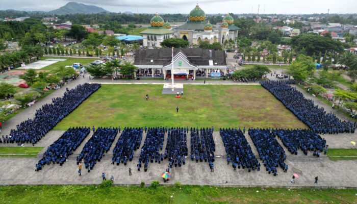 Hujan Tak Surutkan Semangat, Bupati Luwu Serahkan 3.374 SK PPPK
