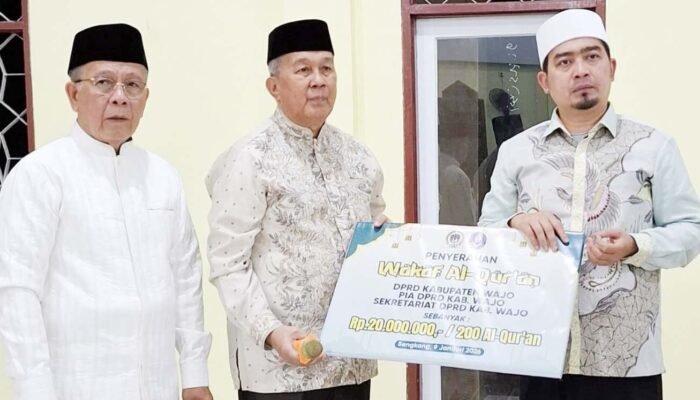 DPRD Wajo Gelar Tabligh Akbar Isra Mi’raj, Serahkan Wakaf 200 Al-Qur’an