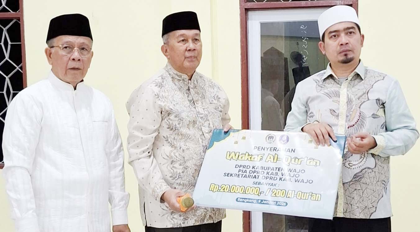 DPRD Wajo menyerahkan wakaf 200 Al-Qur’an pada kegiatan Tabligh Akbar Isra Mi’raj di Masjid Baiturrahman