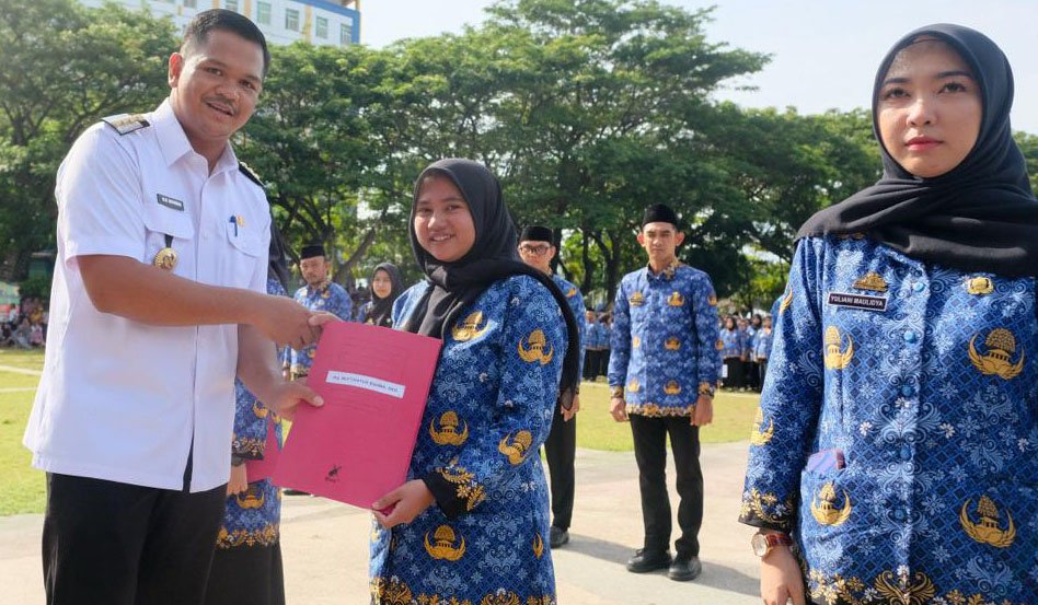 Bupati Bantaeng Fathul Fauzy Nurdin menyerahkan SK PPPK di Lapangan Pantai Seruni