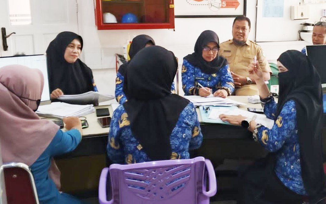 Kepala Dinas Dukcapil Luwu Timur Ir. Nursih Hariani bersama Tim IPBAL memantau layanan akta kelahiran di fasilitas kesehatan