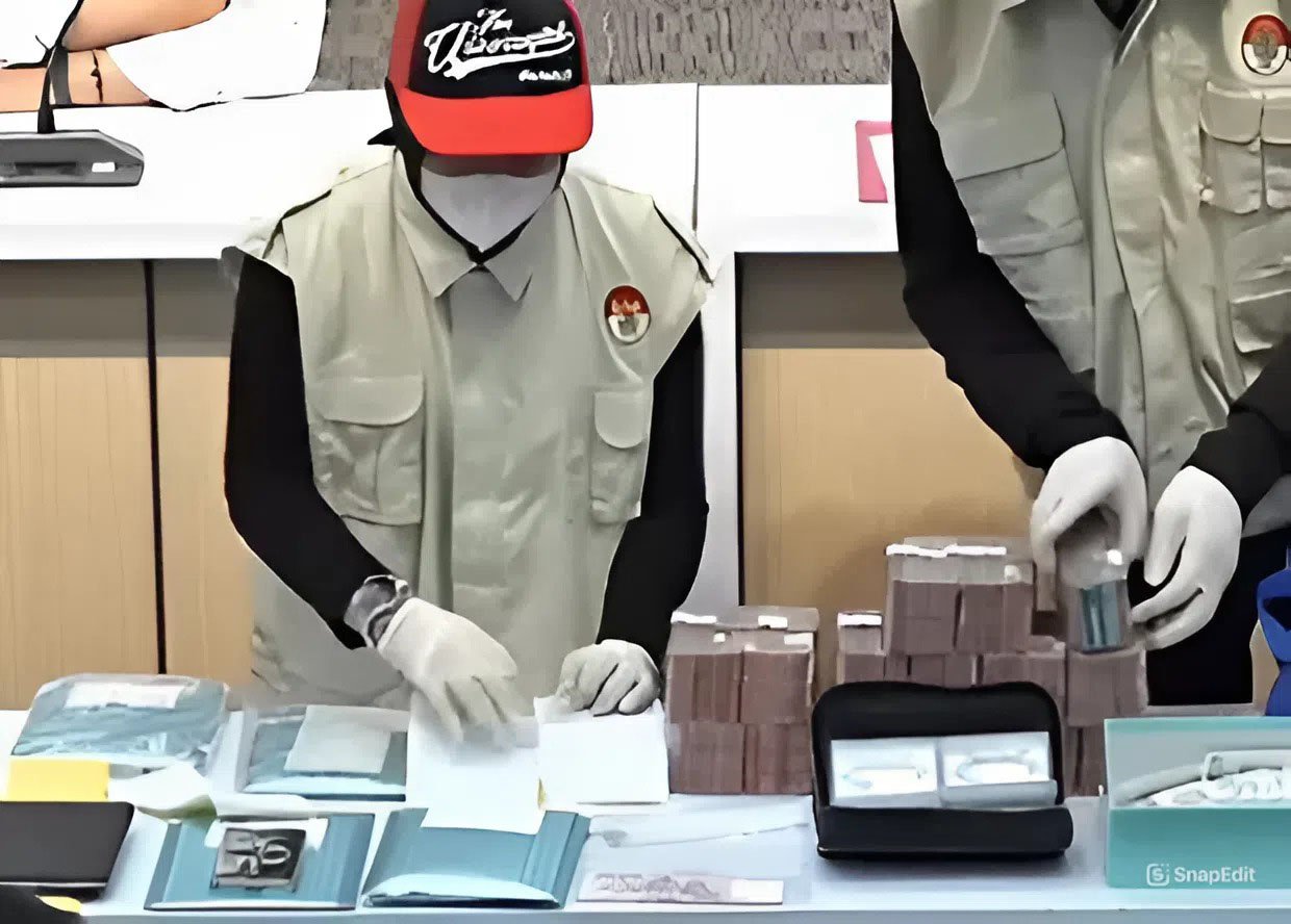 Petugas KPK menata barang bukti OTT perdana 2026 terkait skema all in Rp23 miliar di KPP Madya Jakarta Utara