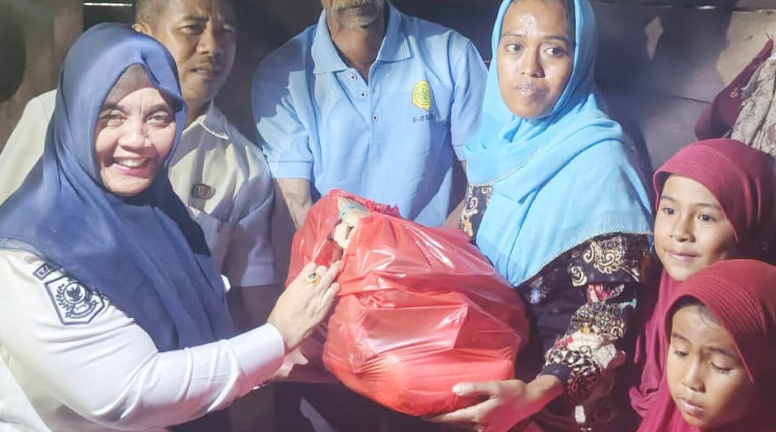 Bupati Sinjai Ratnawati Arif turun langsung membantu keluarga prasejahtera di Bulupoddo