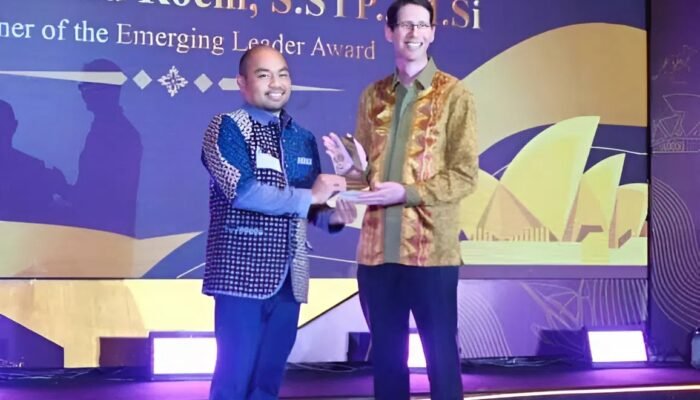 Dianggap Berdedikasi, Muhammad Roem Raih Emerging Leader Award dari Pemerintah Australia