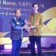 muhammad roem menerima emerging leader award dari pemerintah australia