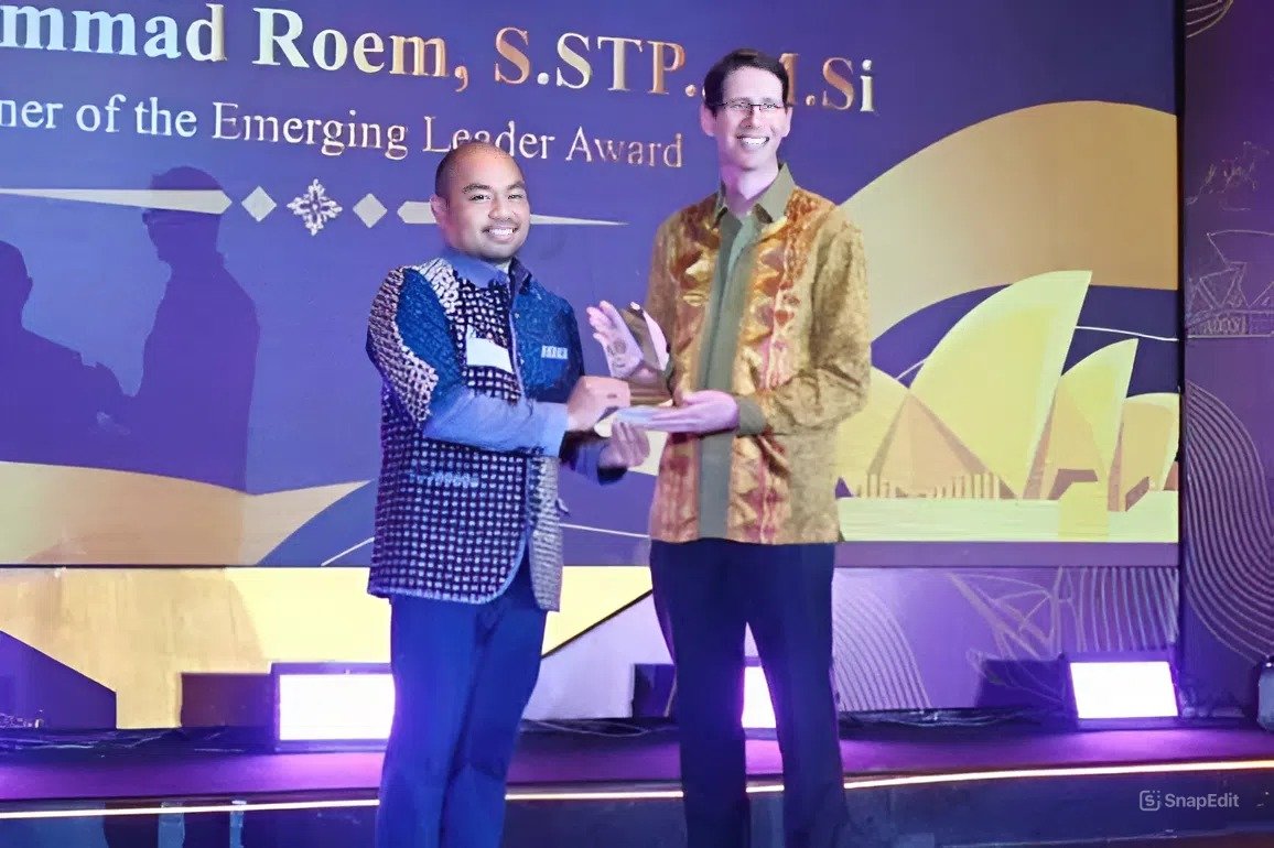 muhammad roem menerima emerging leader award dari pemerintah australia