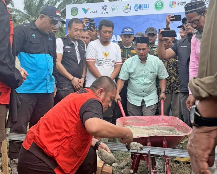 Perwakilan PT Vale Indonesia dan Pemkab Luwu Timur melakukan peletakan batu pertama pembangunan masjid bagi warga terdampak bencana Aceh Tamiang