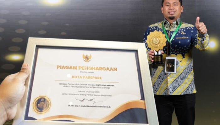 wali kota parepare menerima piagam dan trofi uhc award kategori madya 2026 di jakarta
