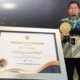 wali kota parepare menerima piagam dan trofi uhc award kategori madya 2026 di jakarta