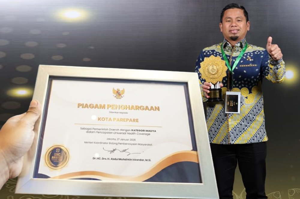 wali kota parepare menerima piagam dan trofi uhc award kategori madya 2026 di jakarta
