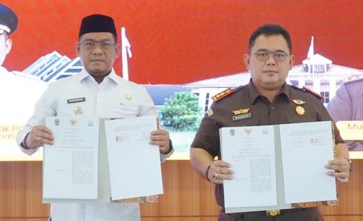 bupati luwu patahudding menandatangani kesepakatan kerja sama hukum di kantor bupati luwu