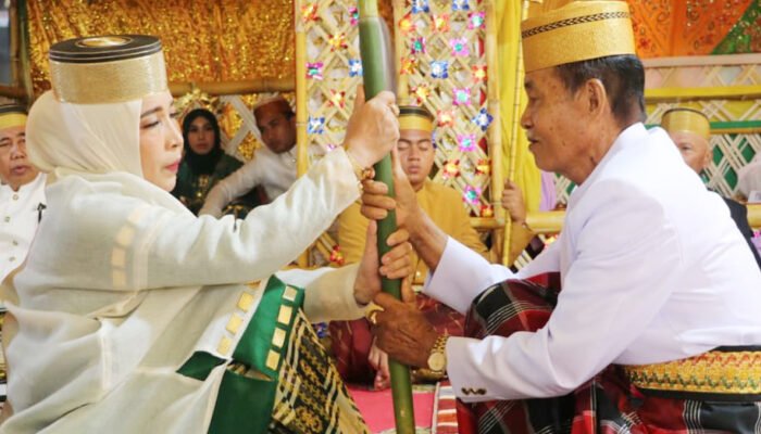 Dihadiri Lima Balailo, Andi Syarifah Muhaeminah Dilantik Makole XXXVI Baebunta