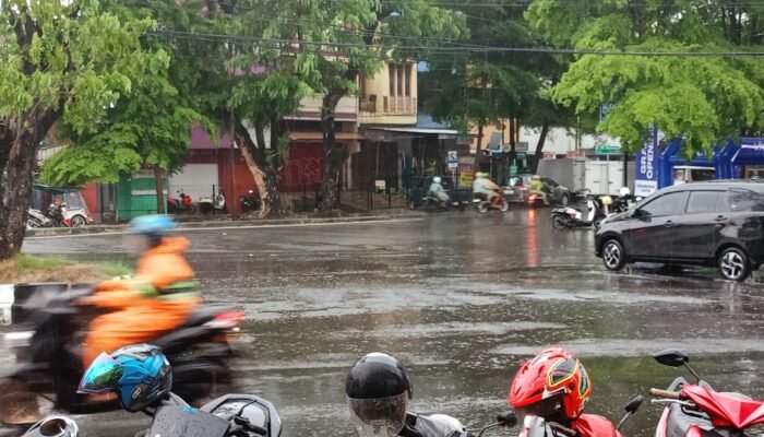 Hujan lebat mengguyur jalanan di Sulawesi Selatan pada puncak musim hujan Januari 2026.